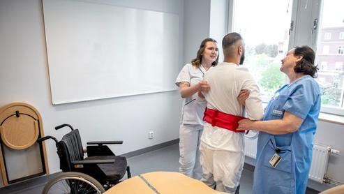 Bilder på olika arbetssituationer för Undersköterska